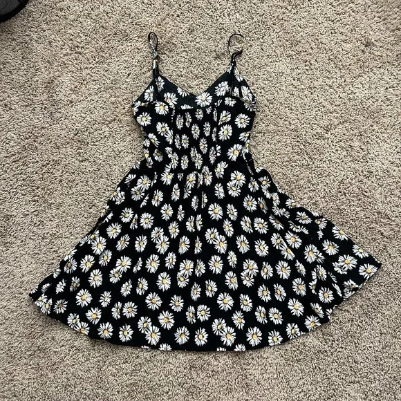 summery dress in daisy print - Picture 2 of 2